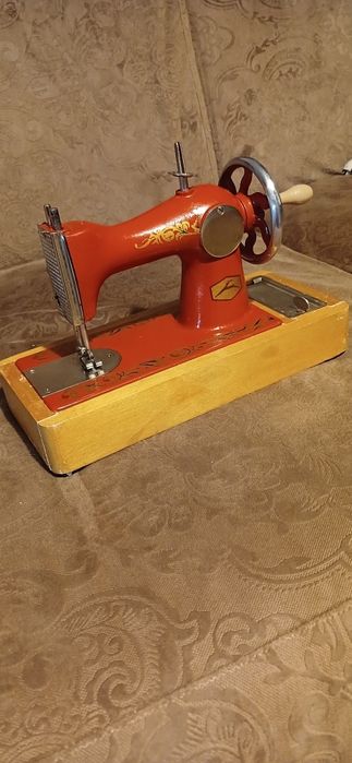 Продам детскую швейную машинку.