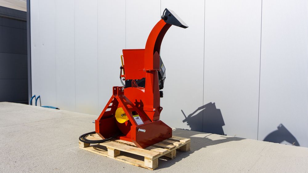 Tocător crengi la tractor RT 630 R cu role de tragere