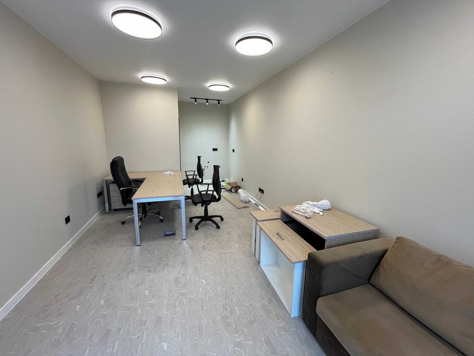 Отдава под наем търговско помещение на партер с две паркоместа