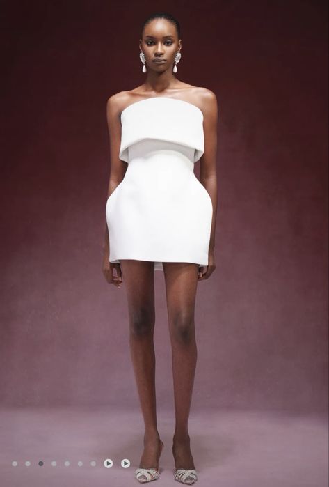 Къса бяла рокля