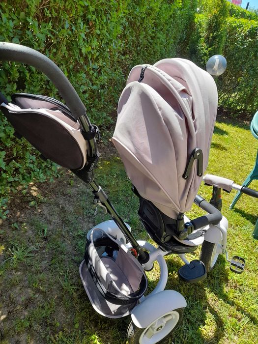 Триколка със сенник и въртяща се седалка има и легнало положение