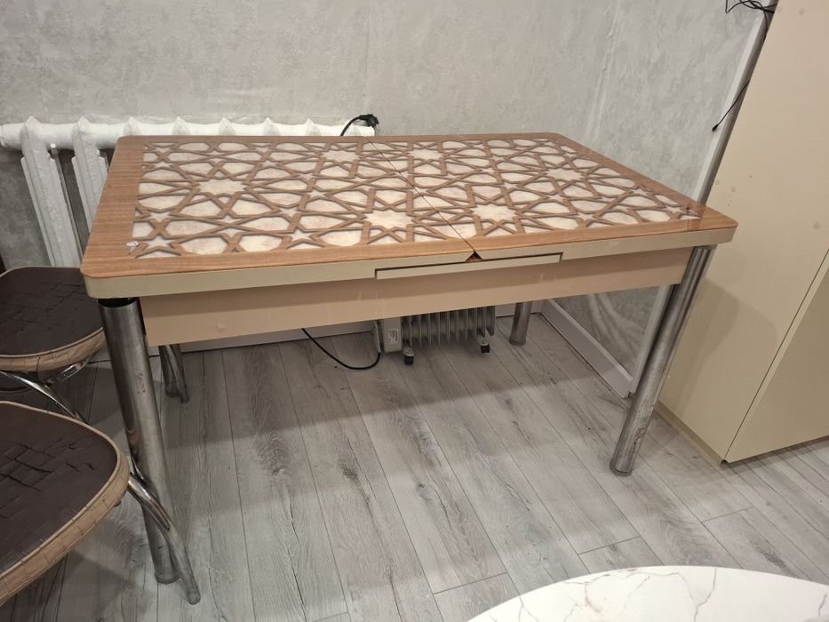 Продам стол увеличовается стеклянный