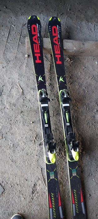 Vând schiuri carve HEAD