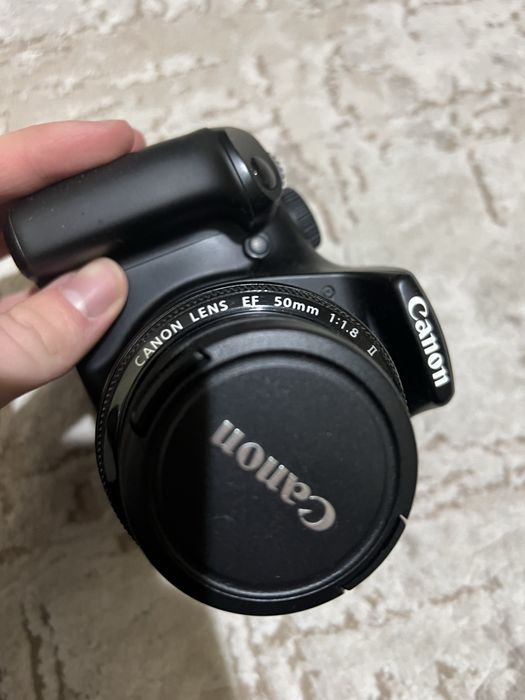 Aparat DSLR Canon 1100D cu obiectiv 50mm 1.8