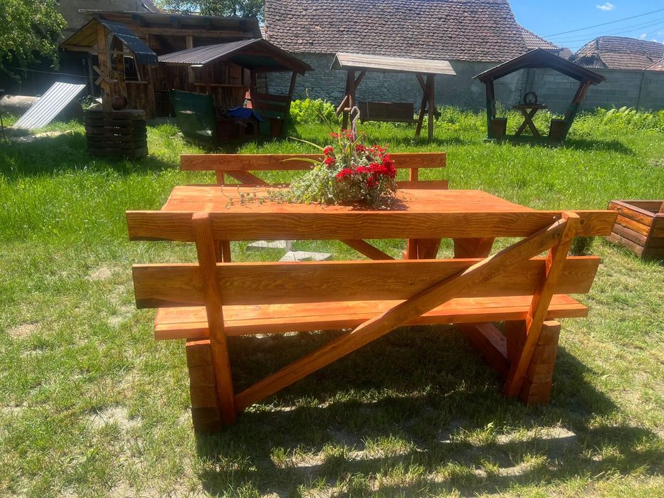 Masă din lemn masiv.