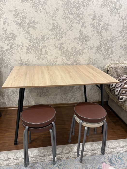 Продам стол с 4 табуретками