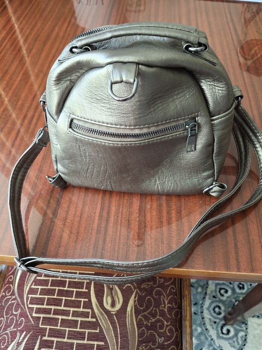 Продам сумочку-рюкзак клатч