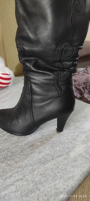 Кожаные черные сапоги