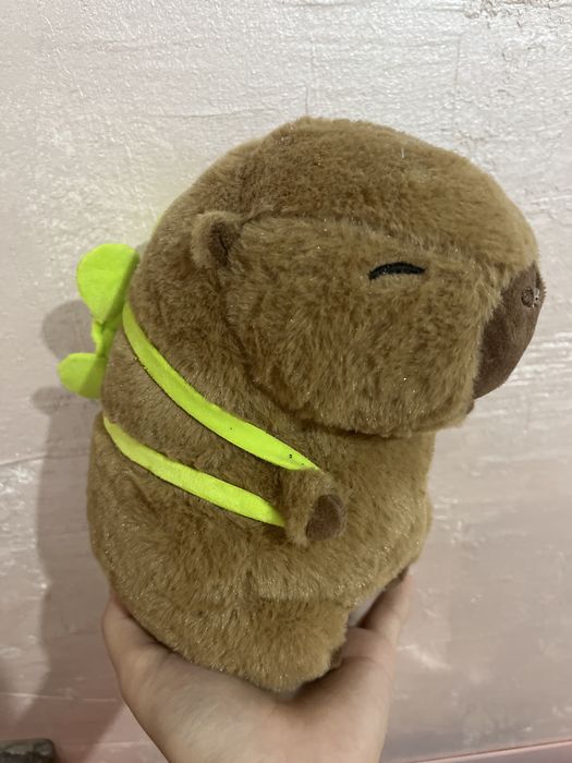 Игрушка капибара с рюкзаком