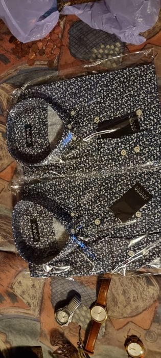 Vând tricouri și cămăși de firma