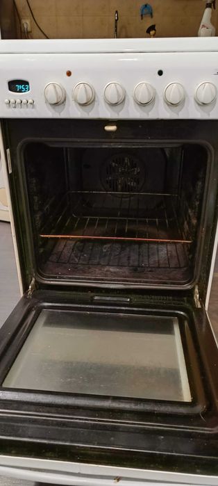 Печка Indesit с керамични котлони - напълно работеща