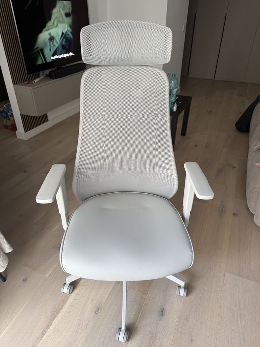 Vând set birou și scaun gaming IKEA (HUVUDSPELARE + MATCHSPEL)