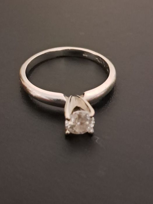 Диамантен пръстен със бяло злато.