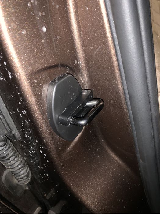 Демпферы замков дверей автомобиля