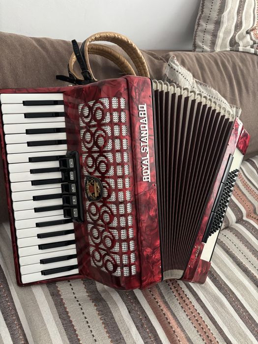 Acordeon nemtesc Royal Standard cu 72 de basi