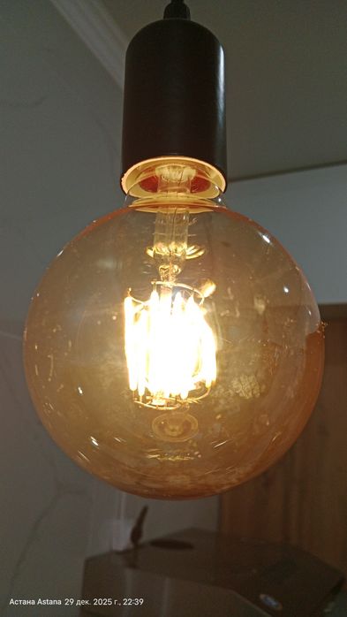 Висячая люстра над баром