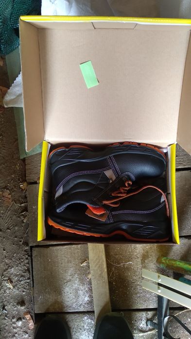 Продам рабочую обувь