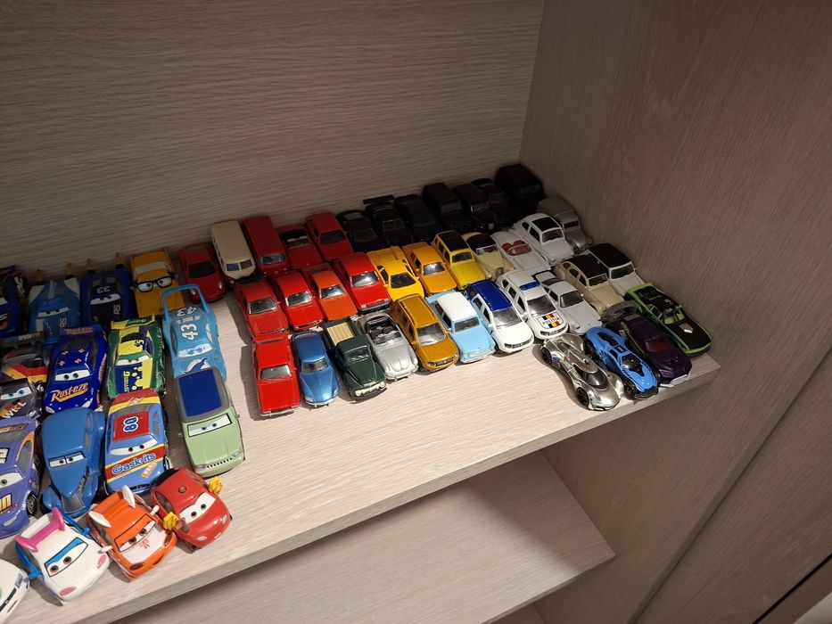 Lot : Păpuși LOL și mașini CARS. Citiți descrierea
