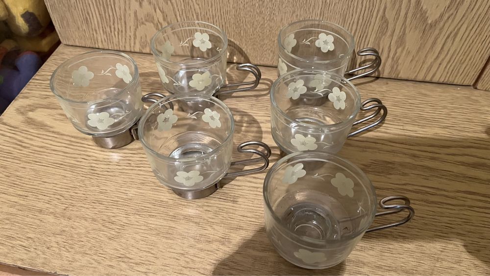 Стъклени чаши с метални дръжки