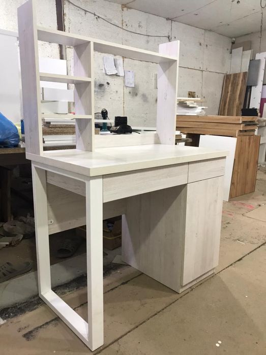 Столы компьютерные,  письменные.