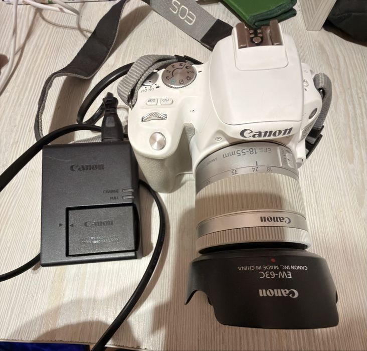 Canon EOS 200D уникального белого цвета