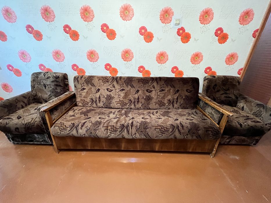Продаю Диван с двумя креслами