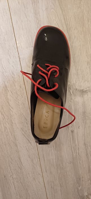 Vand sandale noi din piele naturala