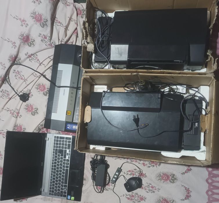 Komputer yaxshi holatda.  2 ta printer L805 Laminat qiladigan apparat