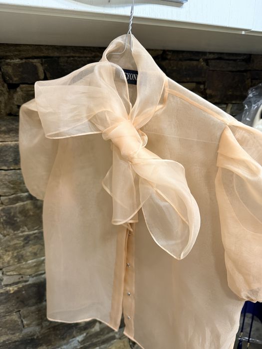 Елегантна прозрачна риза BEYOND цвят праскова с панделка