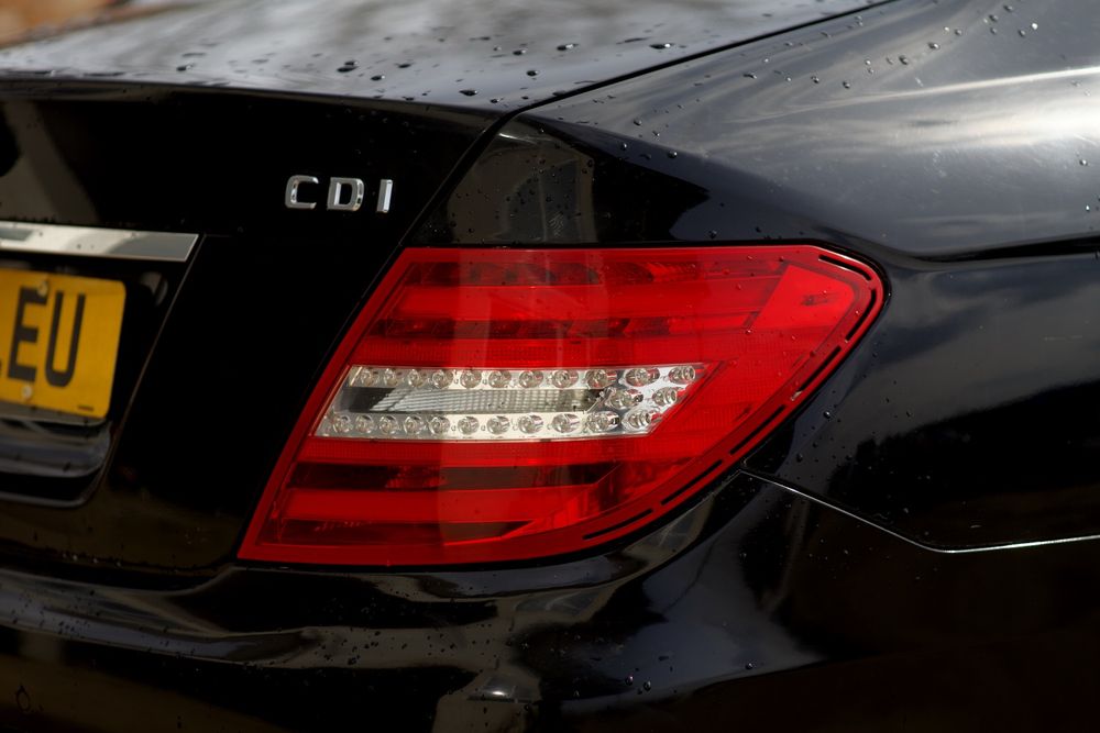 Stop atanga dreapra Mercedes C W204 facelift led far aripa capota gril