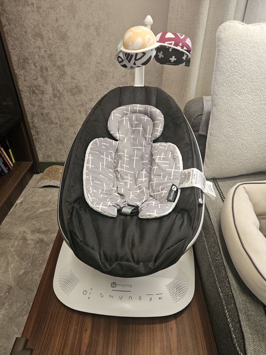 MamaRoo 5.0 черна + подложка за новородено