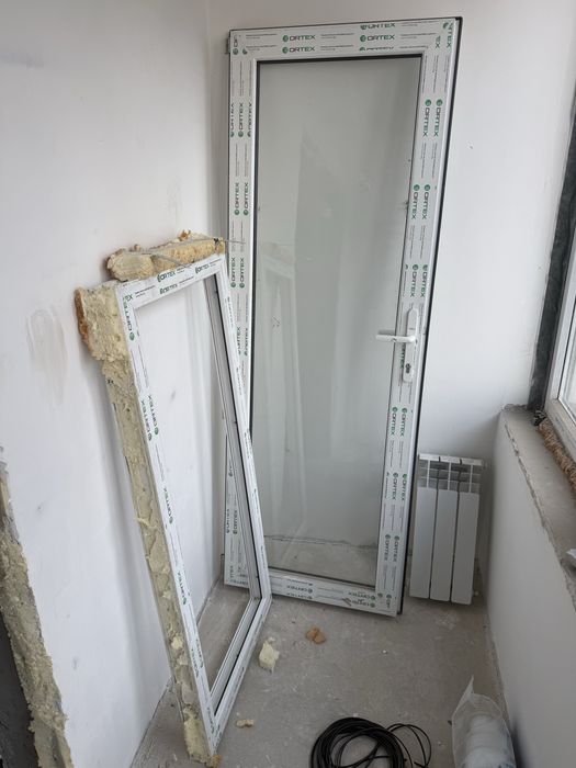 Продается пластиковая дверь и окно