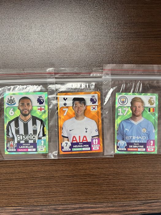 3 уникални паралел стикера Panini плюс 34 броя стикера на Liverpool FC