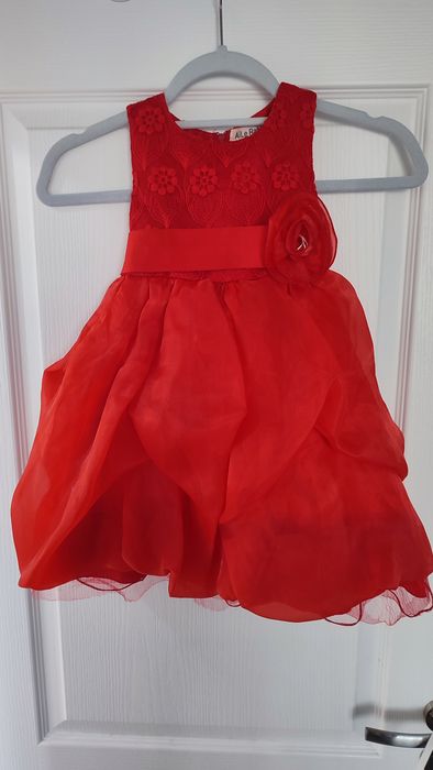 Червена рокля за момиче