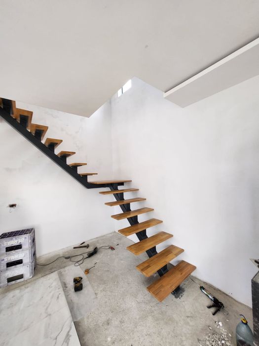 Scari interioare cu trepte din lemn