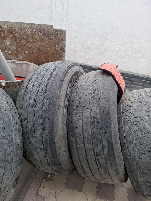 Грузовые шины срочно продам