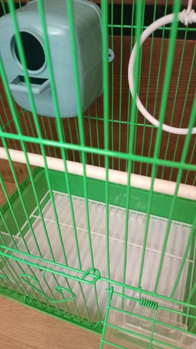 Продам клетку для папугая с домикам