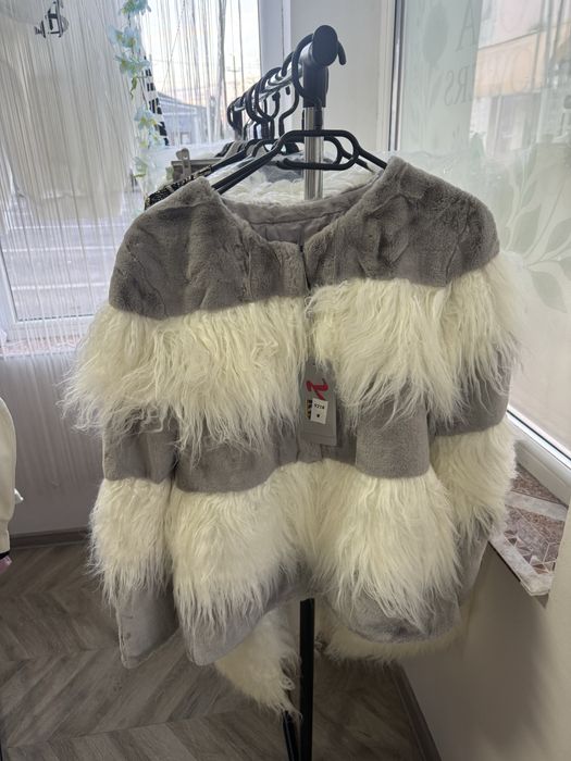Geaca blana si veste