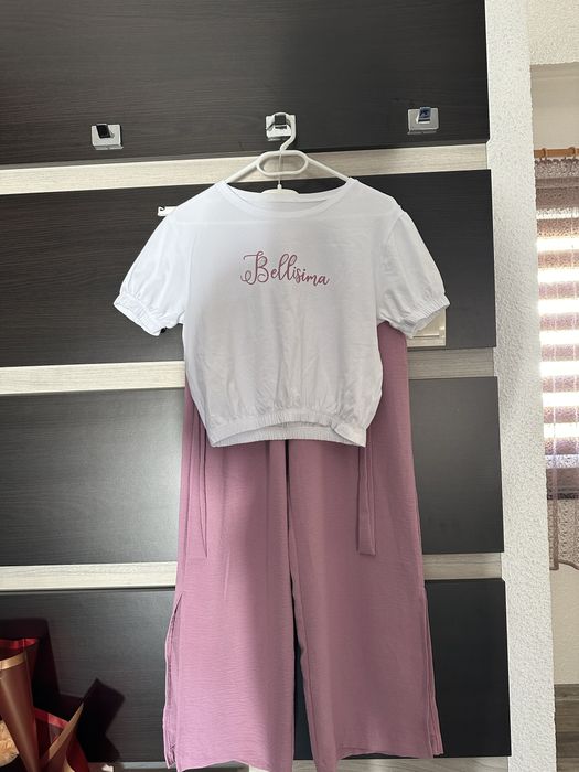 Летен комплект от тениска и панталон.