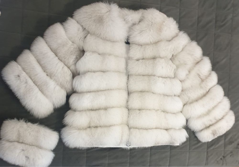 Haină din blană de vulpe polară
