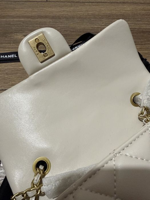 Бяла екрю мини чанта chanel
