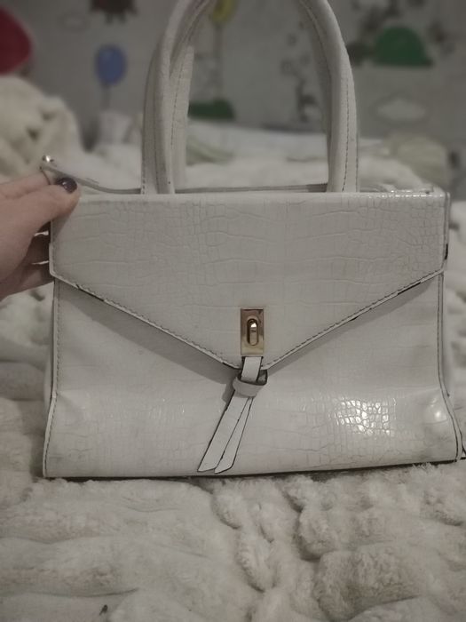 Продаю красивую белую женскую сумку в отличном состоянии