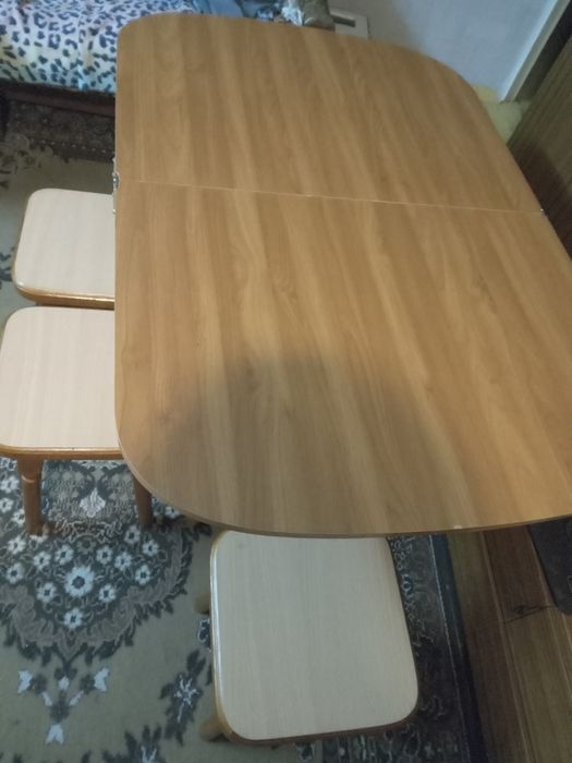 Кухонный стол с табуретами