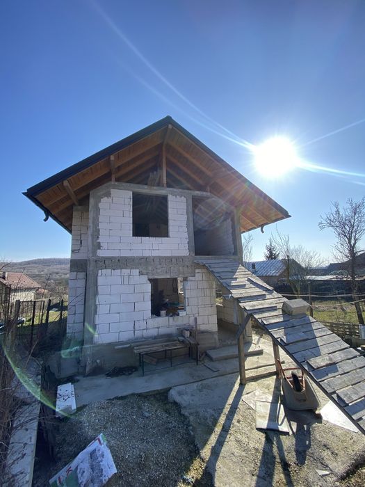Casa la rosu 180 mp