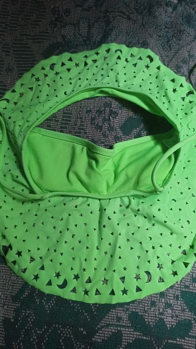 Отдам за бутылку масла 1л.Купальник на 9-12л салатовый