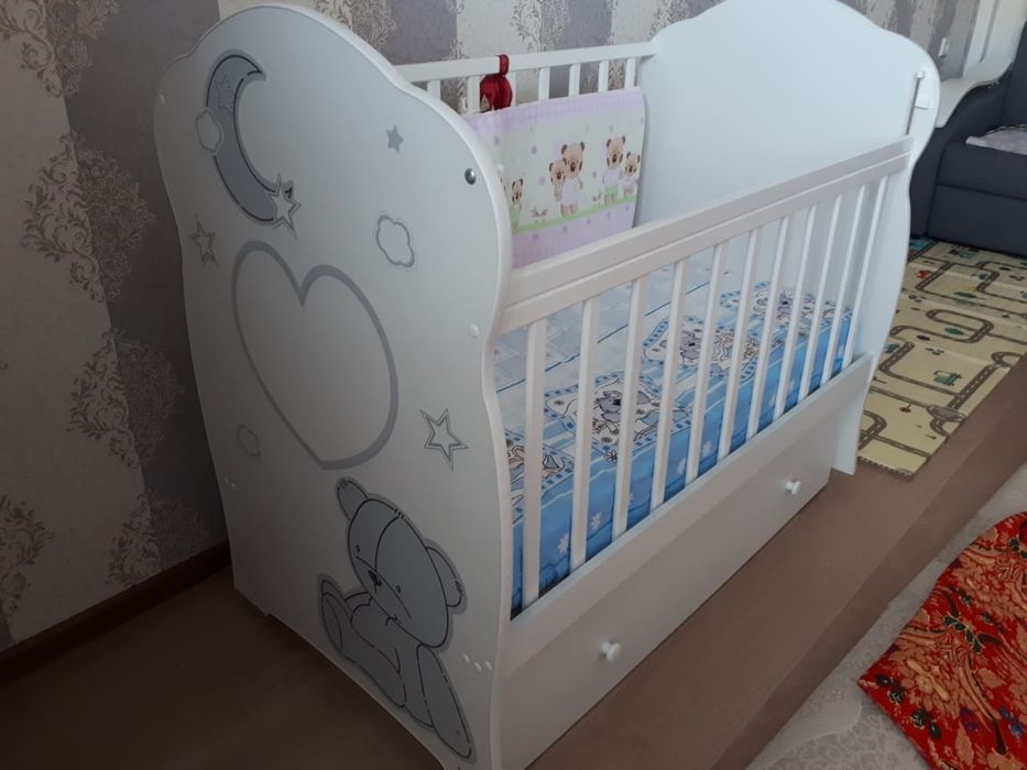 Детская кровать с маятником