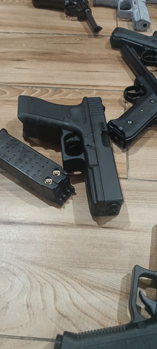 Еърсофт пистолети разпродажба на колекция.