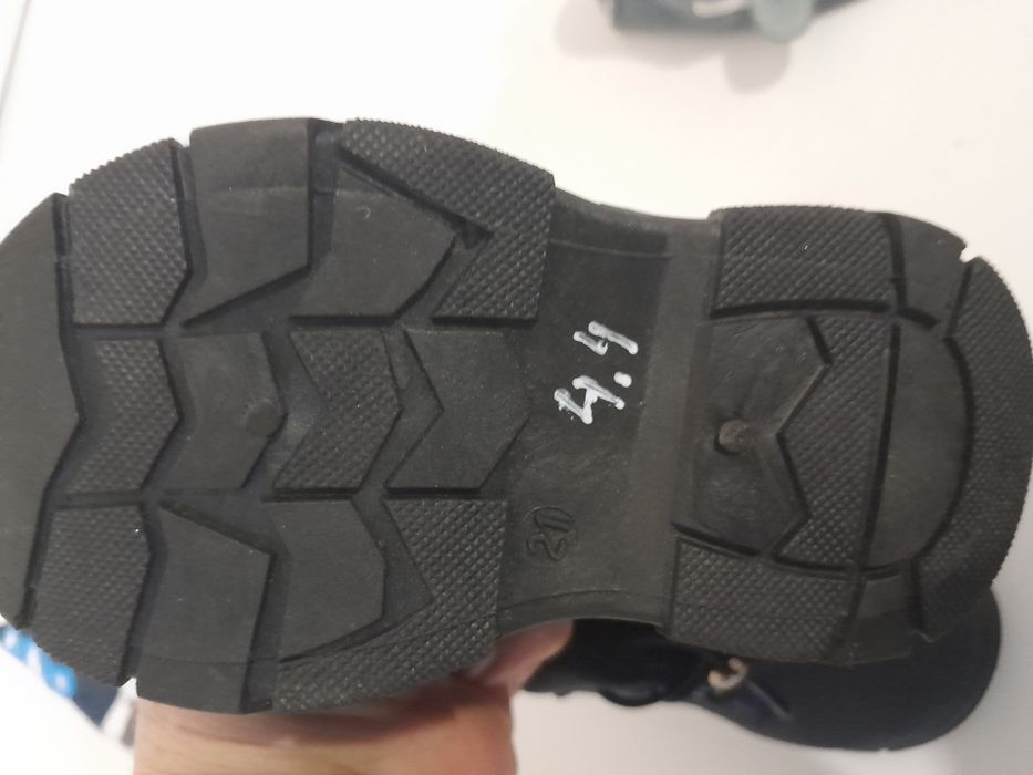 Продам детские  ботинки