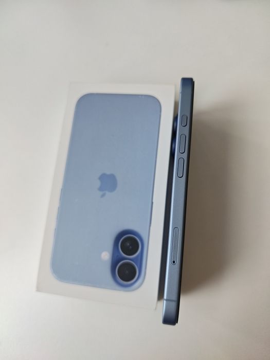 Продавам неразличим от нов iPhone 17 256Gb Mist Blue с 2 години гаранция