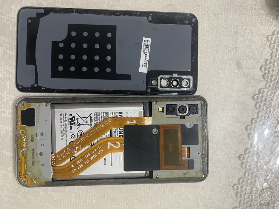 Продаю не рабочый телефоный